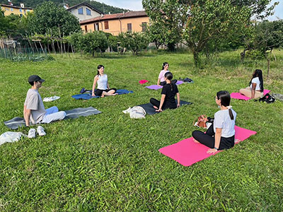 festa-api_09_yoga_nella_natura